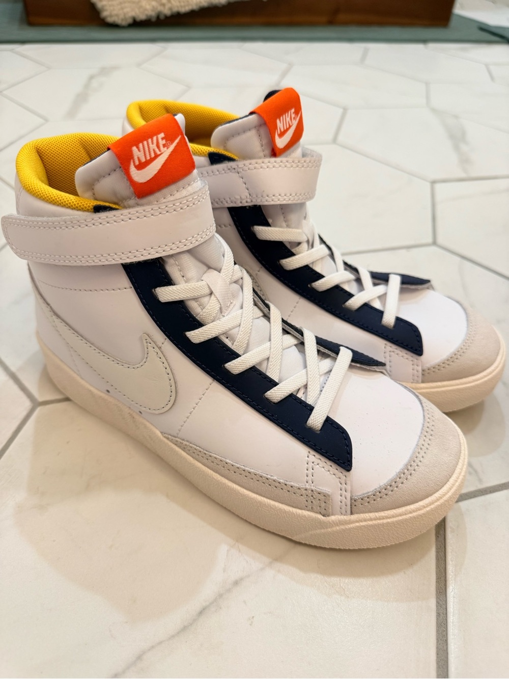 Nike Blazer Mid '77 'UV
Color Change' sneakers new 3Y